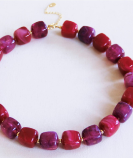 Magenta/kers statement ketting met vierkante kralen